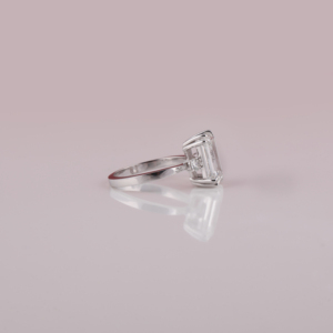 แหวนแต่งงานสุดหรูแหวนเงินสเตอร์ลิงสีเงินมรกตตัดเพชรโซลิแทร์สำหรับการหมั้นการตัดด้านข้างด้วยเพชรการตั้งค่าที่ทันสมัย - Product Image 4