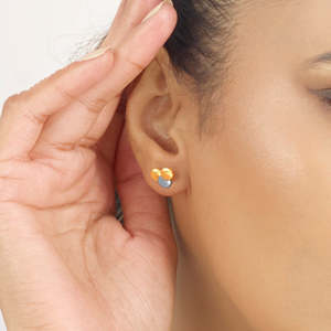 Boucles d'oreilles clous plaquées or Trio Charm Hoop et Huggie avec accents de perles et de diamants - Product Image 2