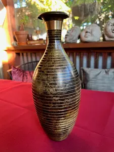 Vase à fleurs en métal gravé de style européen classique avec col haut pour les amateurs de décoration antique pour le prix d'exportation - Product Image 6