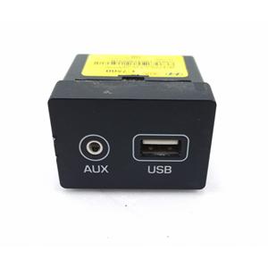 INTERFAZ DE PUERTO USB/INGRESO AUXILIAR HYUNDAI i20 Serie 96120-C7500 (20>) - Product Image 1