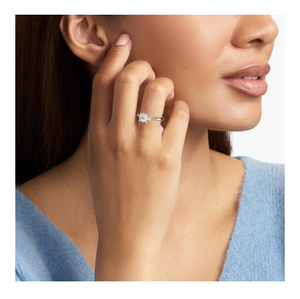 Anillo de Compromiso de Plata Vintage de Diseño para Mujer Kokan Planet, con Piedras Laterales Deslumbrantes, Personalizable, Acabado Premium Pulido - Product Image 3