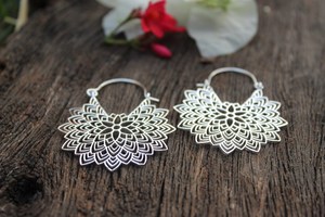 2025 nouveauté boucle d'oreille en laiton de qualité supérieure conception perforée mignonne antique au prix de gros - Product Image 5