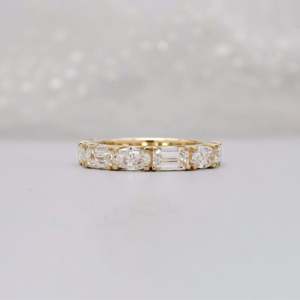 Anillo de Oro Amarillo con Diamantes Cultivados en Laboratorio, Certificados IGI, Esmeralda y Ovalados, 3.00ctw, Estilo Media Eternidad, Claridad VVSVS - Product Image 1