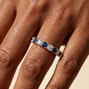 Bague Éternité SHREYA DIAM pour Femme en Or Jaune avec Saphirs et Diamants, Taille Ronde Brillante, Sertissage à Griffes, Style Classique, Anniversaire - Product Image 3