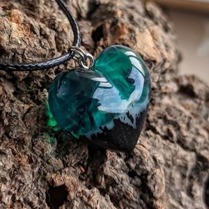 2024 venta al por mayor creativo hecho a mano que brilla en el cielo azul oscuro nubes resina collar luminoso para mujeres - Product Image 3