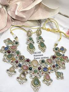 ชุดสร้อยคอพร้อมต่างหูดีไซน์ทันสมัย คุณภาพสูง ทำจากทองเหลืองชุบทอง เหมาะสำหรับงานแต่งงาน งานหมั้น และสวมใส่ในชีวิตประจำวัน - Product Image 3