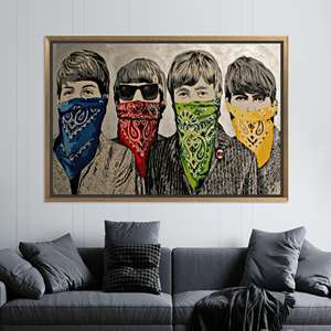 Toile imprimée captivante avec art graffiti des Beatles de Banksy, toile encadrée dorée - Product Image 1