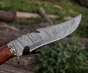 Couteau de chasse en acier Damas fait à la main avec manche en bois de rose avec combinaison en laiton et étui en cuir fin cadeau pour elle - Product Image 3