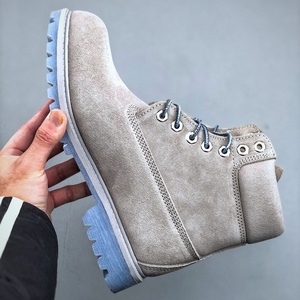 Botas Casuales de Color Gris de Alta Calidad con Forro de Algodón Hechas a Medida por Diseñadores Reconocidos con un Diseño de Caña Alta - Product Image 2