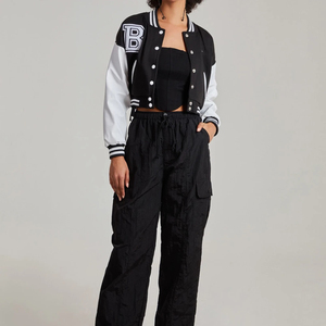 Veste universitaire pour femmes avec logo et étiquette personnalisés, respirante, manches longues, coupe courte, manches longues, vente en gros, toile de laine, imperméable - Product Image 4