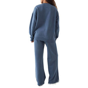 ชุดเสื้อสเวตเชิ้ตผ้าฟลีซโอเวอร์ไซส์สำหรับผู้หญิงและกางเกงสเวตแพนท์ทรงสบาย ผลิตจากผ้าฝ้าย ชุดลำลองสำหรับฤดูหนาว ผลิตขายส่งแบบ OEM - Product Image 2