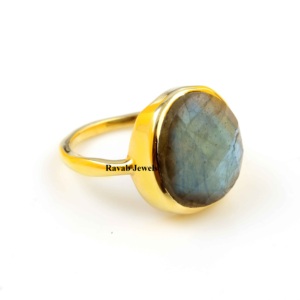 Vente en gros de bagues d'éternité pour femmes en argent sterling 925 avec pierre de labradorite naturelle bleue 12x13mm serti de lunette organique - Product Image 1