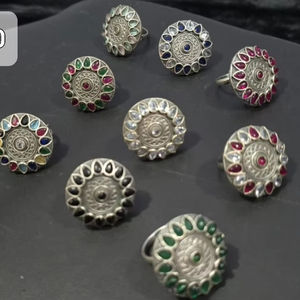 Hermoso anillo de joyería oxidado multifunción ligero hecho a mano para mujer accesorio de moda de estilo clásico - Product Image 1