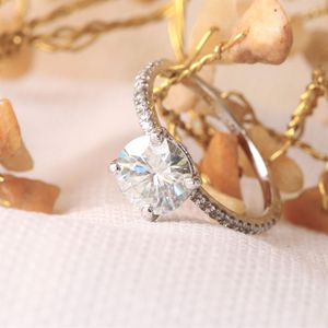 แหวนหมั้นแฟนซีเพชรทรงกลมสำหรับเธอ - Product Image 1