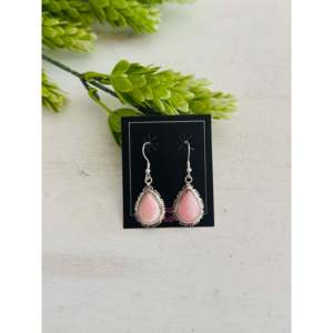 Boucles d'oreilles pendantes en argent sterling et coquillage rose du sud-ouest, plaquées or, forme goutte d'eau, avec perles et diamants, pour mariages - Product Image 1