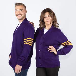 Pull universitaire de haute qualité-doux, à la mode et parfait pour une tenue décontractée et un style tendance - Product Image 1