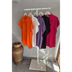 Camicetta con colletto Jessica in raso taglie forti Chic-nero, bianco, arancione, lilla, fucsia - Product Image 1