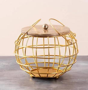 Cesta de huevos de metal de oro amarillo elegante y decorativa con acabado lujoso para cocina disponible a precios al por mayor - Product Image 1