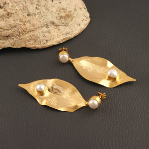 Petites boucles d'oreilles rondes en perles d'eau douce, plaqué or, finition brossée, fabrication artisanale - Product Image 4