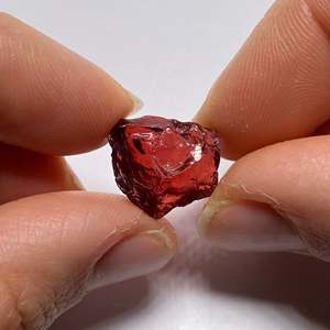 Gema de Granate Rojo en Forma de Corazón de 8mm - Alta Calidad, Valle de Umba, Tanzania - Product Image 2