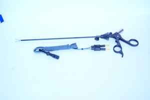 Pince bipolaire laparoscopique en acier réutilisable de haute qualité avec conception durable pour une utilisation chirurgicale - Product Image 3