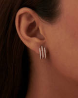 Huggies à griffes en diamant à trois lignes avec diamants brillants et ronds cultivés en laboratoire Boucles d'oreilles en or rose 14 carats du fabricant