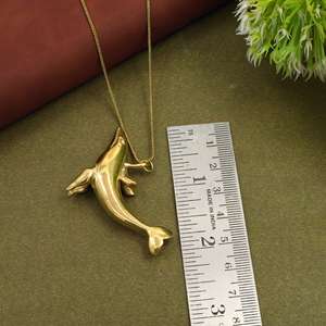 Collier pendentif dauphin doré, bijoux animaux marins, pendentif minimaliste vie marine, cadeau - Product Image 3