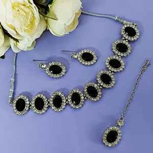 Venta al por mayor conjunto de joyería India cristal austriaco nupcial gargantilla collar pendientes Maang Tikka conjunto para mujeres, negro - Product Image 2