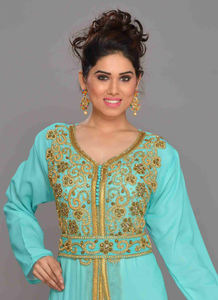 Caftán islámico Georgette bordado verde mar con hijab a prueba de sol. - Product Image 3