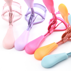 Vaslcare ที่ดัดขนตามืออาชีพสีและโลโก้แบบกำหนดเองของโรงงานเครื่องดัดขนตาสีสันสดใสแบบพกพา - Product Image 4