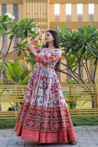 Elegante Vestido de manga larga en seda Banarasi con estampado de Kalamkari y forro de algodón Jacquard Patta lienzo Stitch Fancy Neck Finish - Product Image 4
