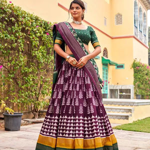 Lehenga choli ผ้าไหมทัสซาร์พร้อมฟอยล์พิมพ์ลายใส่ทำงานในงานแต่งงานสไตล์อินเดียใต้ - Product Image 1
