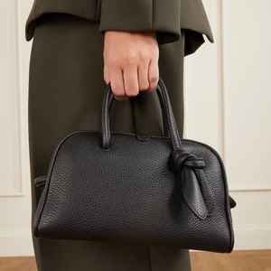 Sac à bandoulière noir en cuir véritable pour femme avec fermeture à glissière |   Sac à main structuré élégant |   Sac à main minimaliste de luxe pour un usage quotidien - Product Image 2