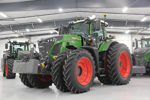 Tracteur agricole d'occasion 90 CV 4x4 avec boîte de vitesses, cabine fermée, pour travaux agricoles intensifs sur les champs - Product Image 5