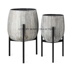 Grande <span class=keywords><strong>jardinière</strong></span> en métal peint à la main avec des motifs artistiques exquis pour la décoration de plantes de jardin et de terrasse moderne - Product Image 5