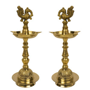 Diya traditionnel en laiton pour l'éclairage spirituel du temple domestique et la décoration de Pooja, magnifiques lampes à huile annam - Product Image 2