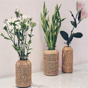 Vase à fleurs en rotin rustique avec détails faits à la main pour les chambres de style campagnard et les décorations intérieures modernes - Product Image 1