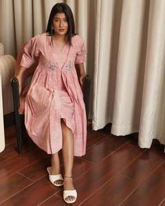 เดรสคอวีแขนยาวแฟชั่นสำหรับสตรีชุดกระโปรงยูเครนเดรสปักลายสำหรับใส่ไปทะเล - Product Image 1