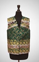 Robe tribale afghane Kuchi exquise et lourdement brodée en vert émeraude et rouge bordeaux avec des motifs traditionnels de pièces de monnaie et des miroirs