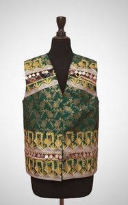 Robe tribale afghane Kuchi exquise et lourdement brodée en vert émeraude et rouge bordeaux avec des motifs traditionnels de pièces de monnaie et des miroirs - Product Image 2