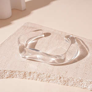 2024 nueva llegada moda barata al por mayor grueso acrílico Irregular semitransparente Luna diseño resina mujeres aniversario brazaletes - Product Image 3