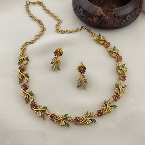 Ensemble ras du cou plaqué or traditionnel avec boucles d'oreilles pour femmes et filles ensemble de bijoux de mariage indien collier classique pour femmes - Product Image 2