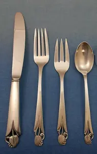 Tête en argent classique avec poignée en résine crème ensemble de couverts pour des événements à usage domestique utiliséet des cadeaux fabriqués à la main en Inde - Product Image 5