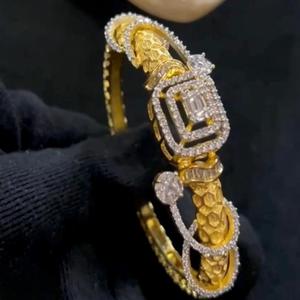 Brazalete Abrible de Diseño de Alta Calidad con Acabado Dorado y Circonitas Cúbicas, Estilo Moderno y Tradicional para Mujer - Product Image 1