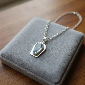Niharika Gems - Colgante clásico hecho a mano de latón chapado en plata con topacio azul cielo talla ataúd y engaste de bisel, unisex, de tercer fabricante - Product Image 1
