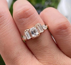 Anillo de compromiso de cinco piedras de moissanita de corte esmeralda apilable anillo de boda de corte esmeralda regalo de boda regalo para ella - Product Image 6