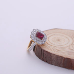 Bague en argent sterling 925 massif avec pierre précieuse rouge taille émeraude de 1,62 carat et double halo de diamants ronds - Product Image 2
