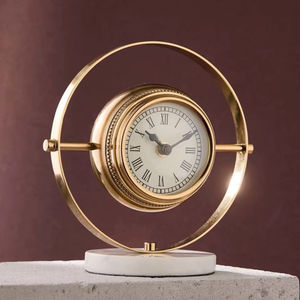 นาฬิกาตั้งโต๊ะทองเหลืองสไตล์วินเทจ พร้อมเข็มบอกเวลาและฟังก์ชั่นเลื่อนปลุก เหมาะสำหรับตกแต่งห้องนั่งเล่น สำนักงานที่บ้าน และใช้เป็นของขวัญ - Product Image 1