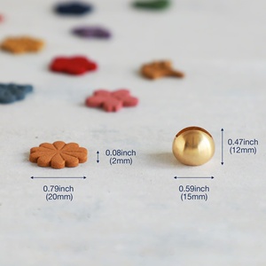 Juego de 12 Inciensos Prensados en Forma de Flor con Portainciensos de Latón - Product Image 1