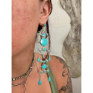 Boucles d'oreilles pendantes Zuni faites à la main en turquoise de Kingman et argent sterling, design géométrique - Product Image 2